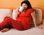 Стоит ли беременным женщинам пить молоко? 